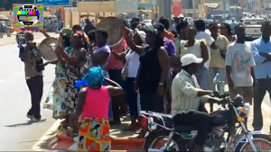 TogoVision captured a protest by women, banging pots and blowing vuvuzela horns, across from a security checkpoint.